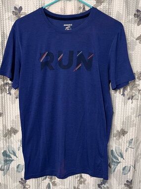 Brooks Men’s Distance Navy Blue RUN Graphic Short Sleeve Performance Tee